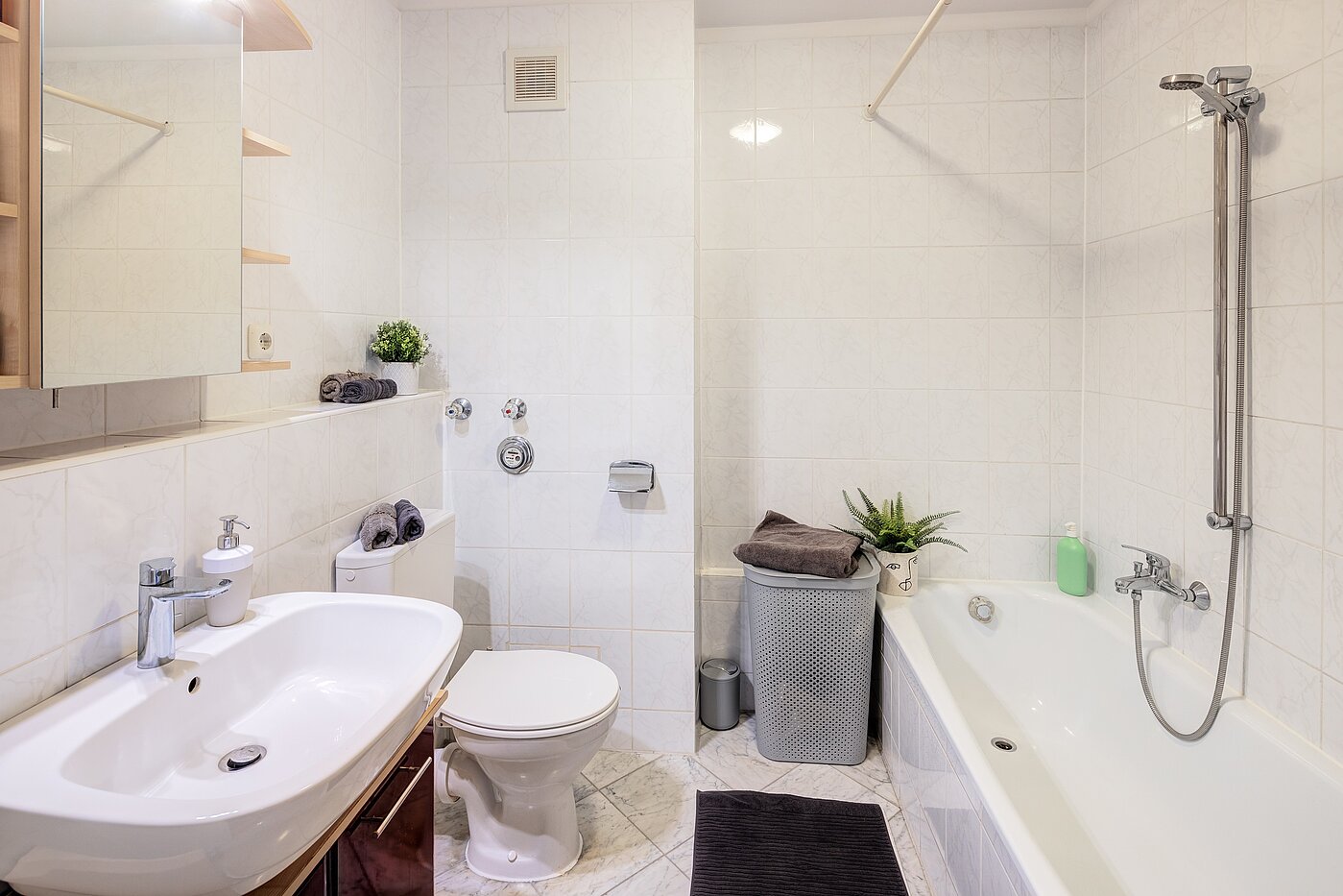 Lapos a  címen 2 Szobák | 70206 | Bad mit Badewanne