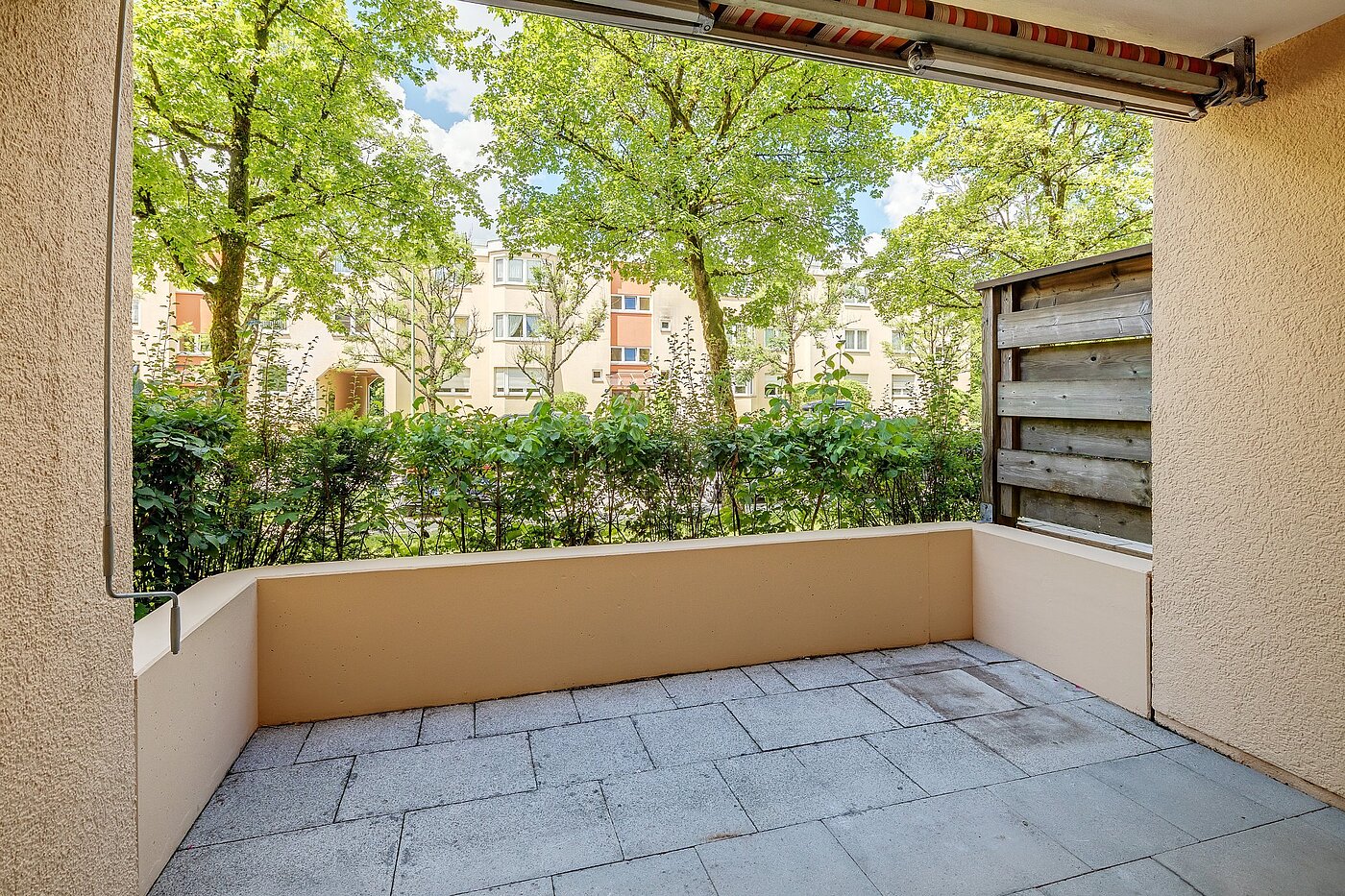 Stanovanje v pritličju s spletno stranjo . 4.5 Sobe | München-Perlach | 2003ML6 | ...mit Zugang zur Westterrasse