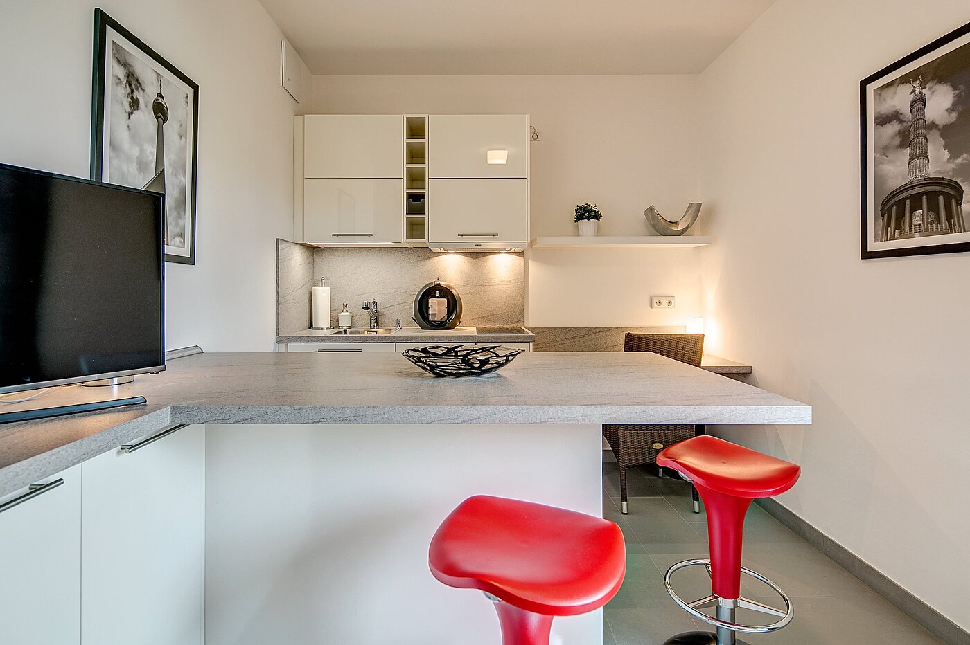 Ploché s 1 Pokoj | München-Ramersdorf | 1909ML1 | ...Bereich mit Ess-Theke...