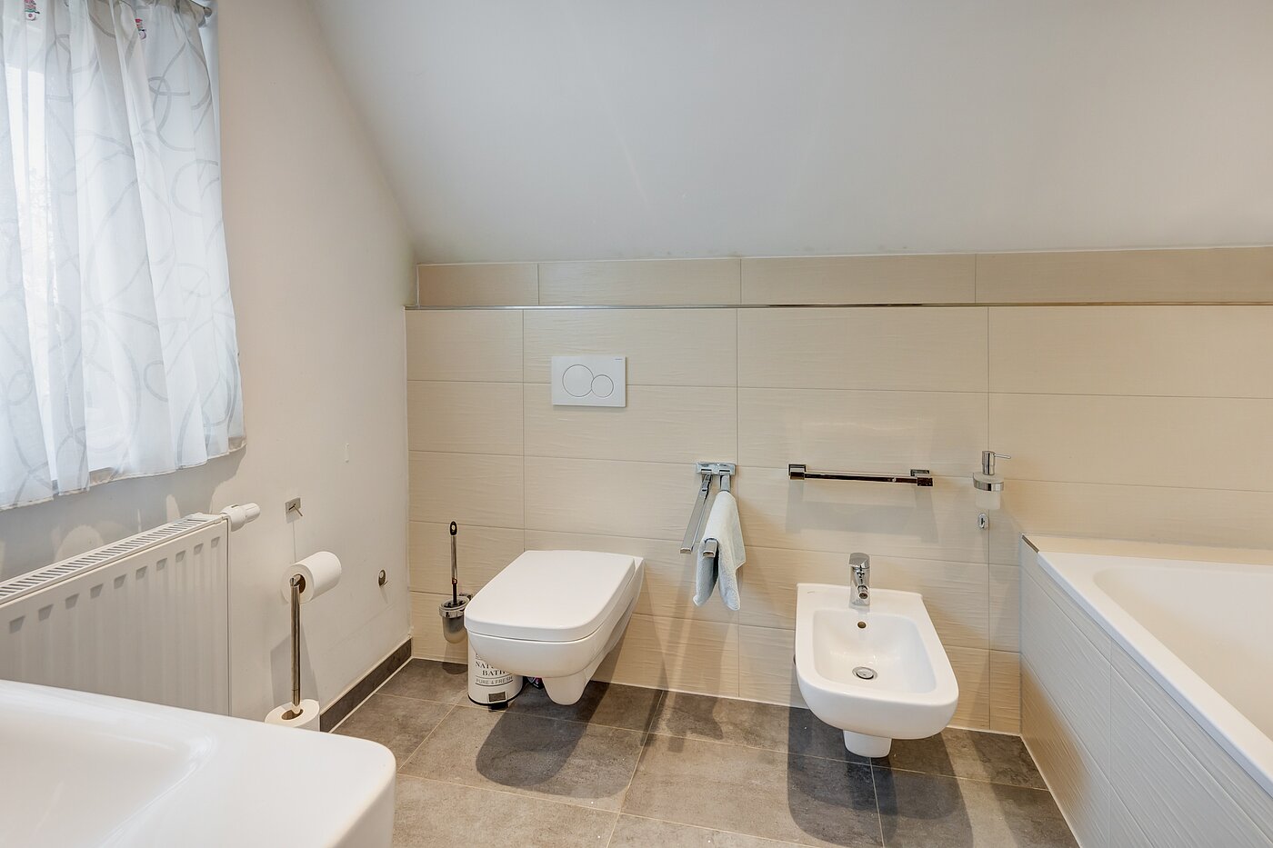 Самостоятелна къща с 8 Стаи | 70229 | ...und Bidet