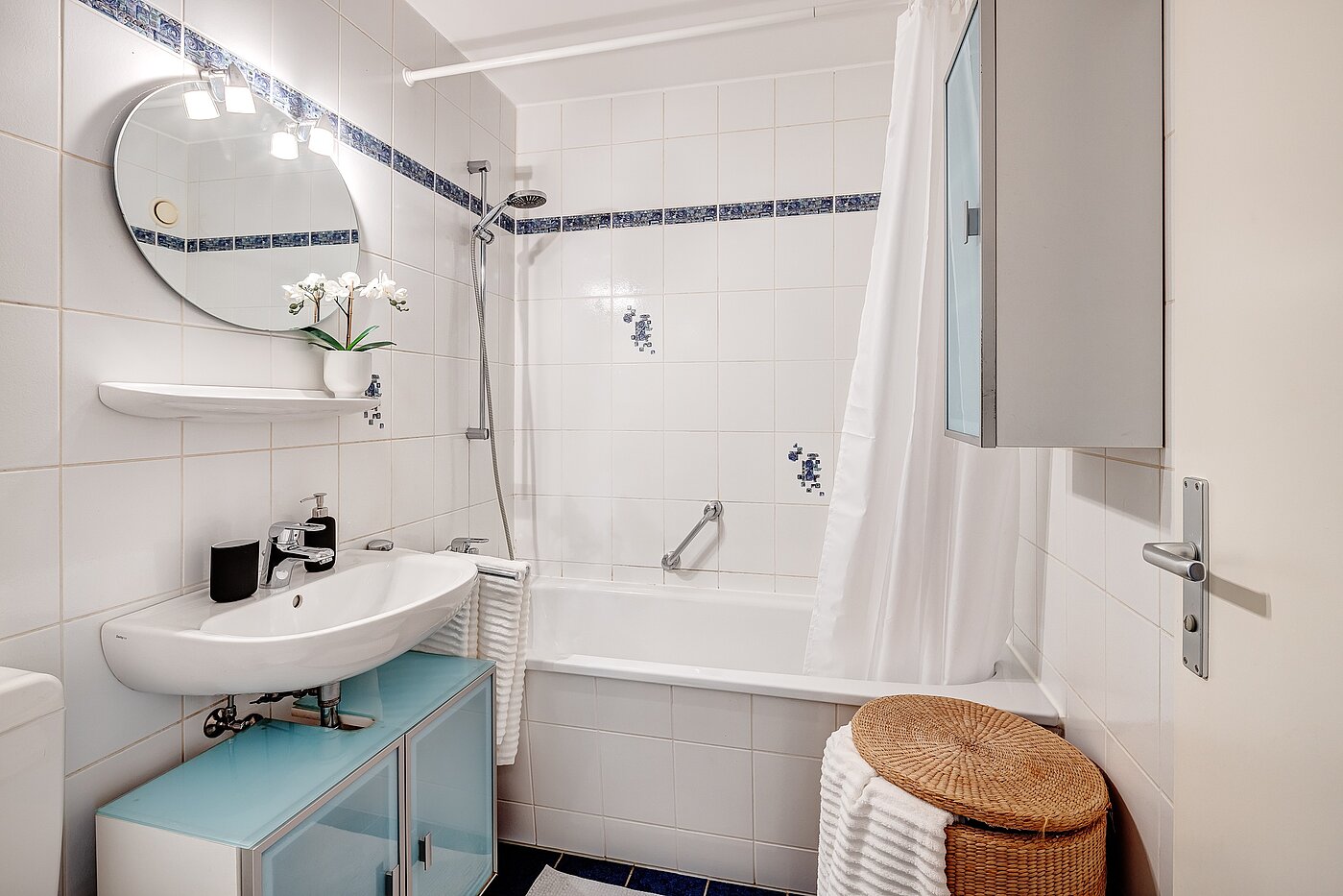 Ploché s 3.5 Izby | Haar | 2201ML5 | Helles Bad mit Badewanne