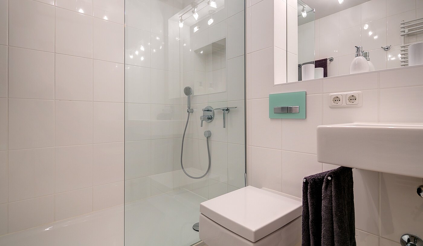 Flad med 2 Værelser | München-Schwabing | 70096 | Badezimmer mit Dusche
