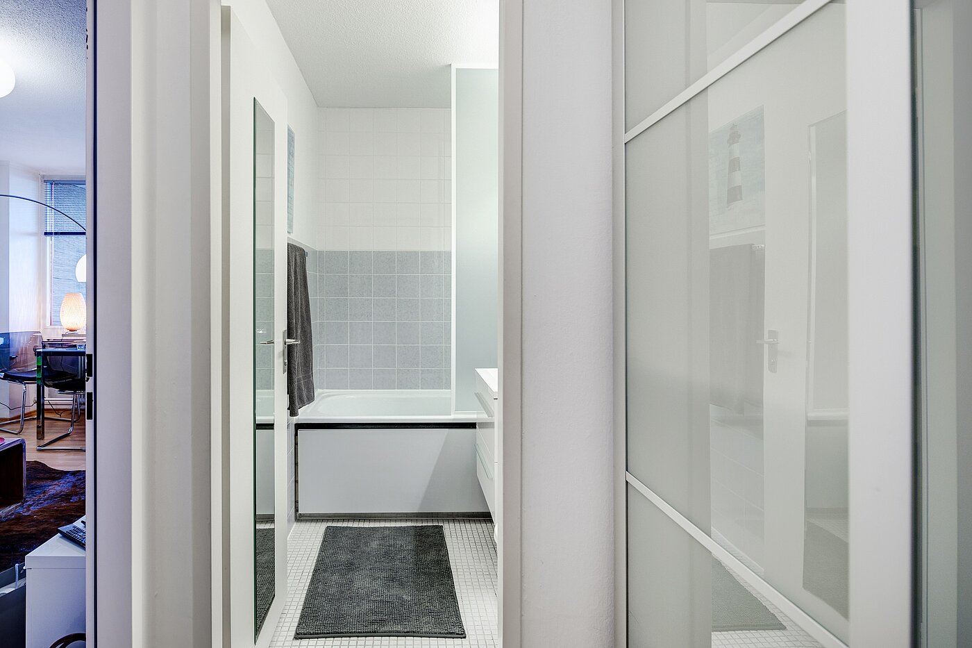 Ploché s 1 Pokoj | München-Laim | 70175 | Flur Richtung Wohnzimmer und Bad