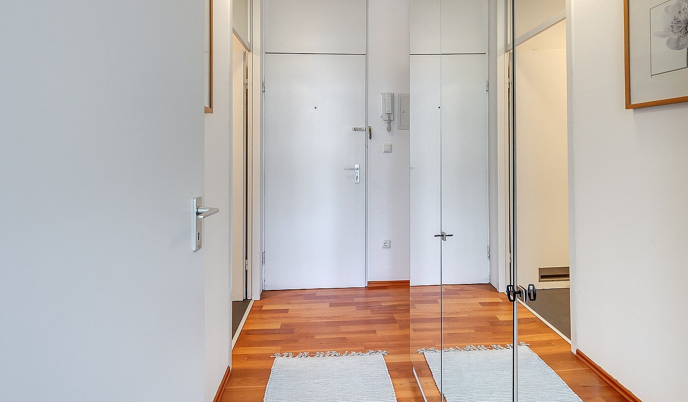 Ploché s 1 Pokoj | München-Bogenhausen | 2103ML6 | Auch im Flur genügend Platz