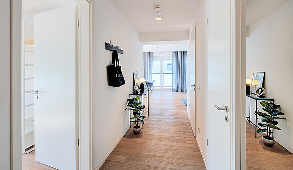 Penthouse s spletno stranjo . 2 Sobe | München-Bogenhausen | 70385 | Heller Flur mit...