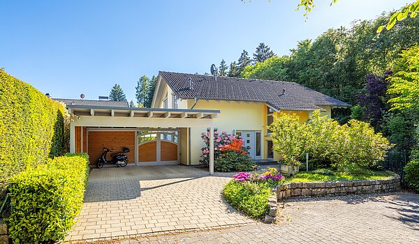 Önálló ház a  címen 5 Szobák | Icking | 70438 | Hausansicht mit Carport