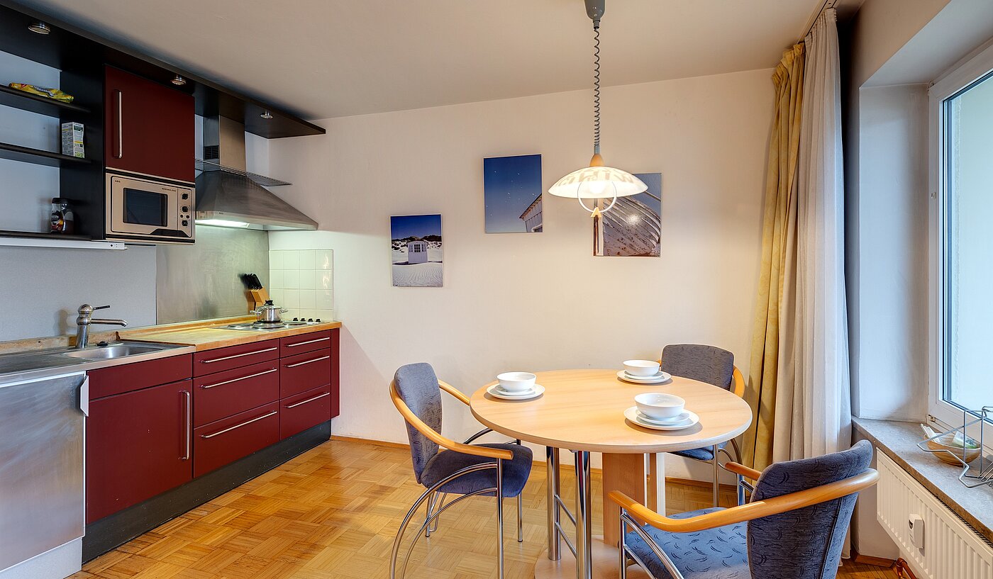 apartamento em prédio com 1 Quartos | Ottobrunn | 2301ML1 | Küchenzeile mit schönem Essplatz...