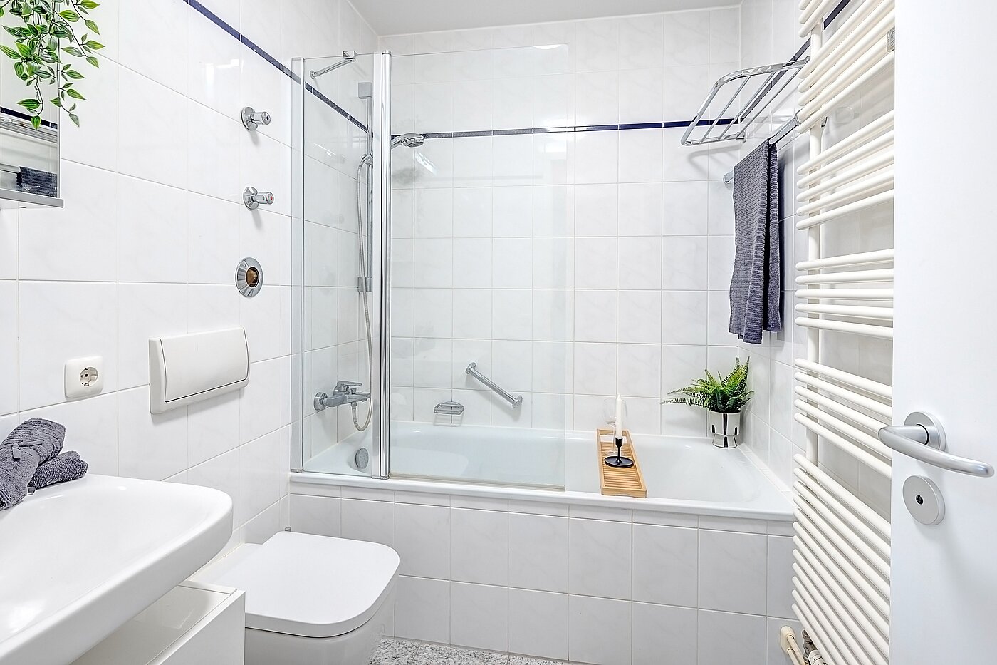 Ploché s 2 Pokoje | München-Maxvorstadt | 70001 | Weißes Wannenbad