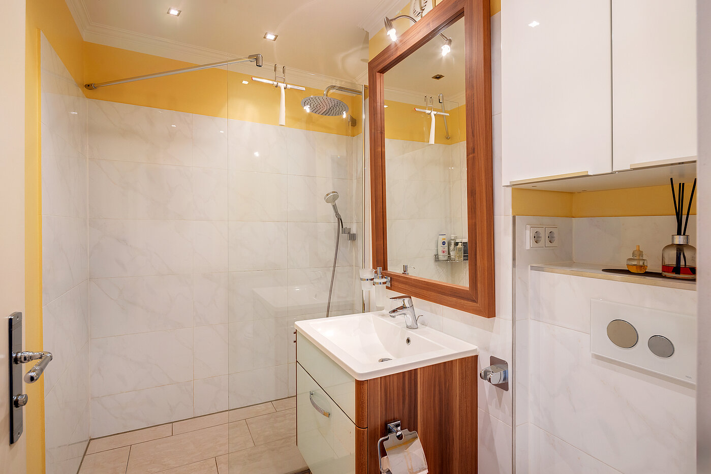 Apartment s spletno stranjo . 1 Soba | München-Allach | 70298 | Große Dusche