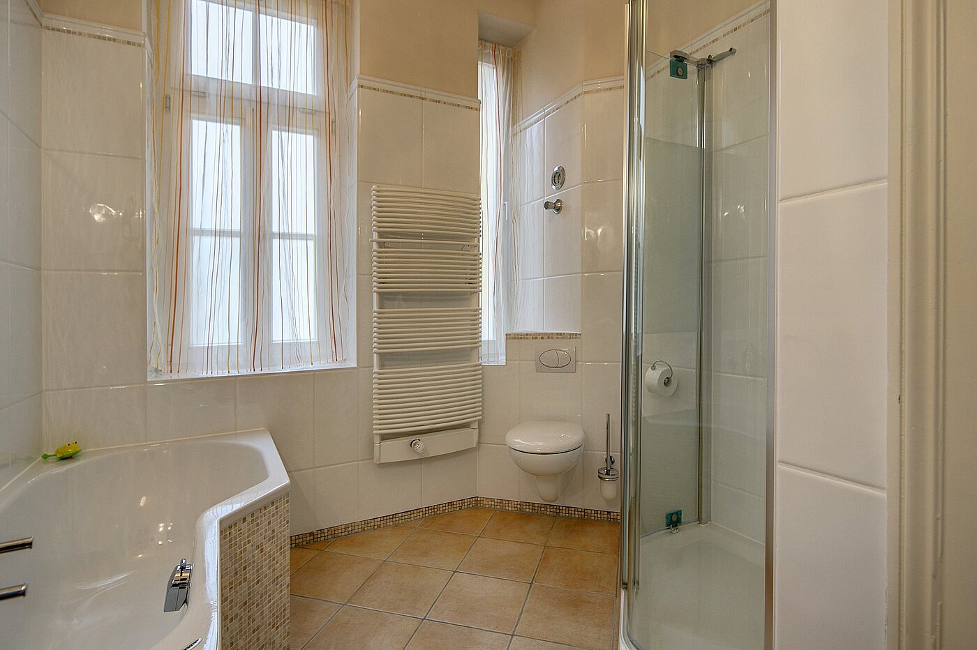 Lapos a  címen 3 Szobák | München-Ludwigsvorstadt | 1905ML1 | Tageslichtbad mit Dusche...