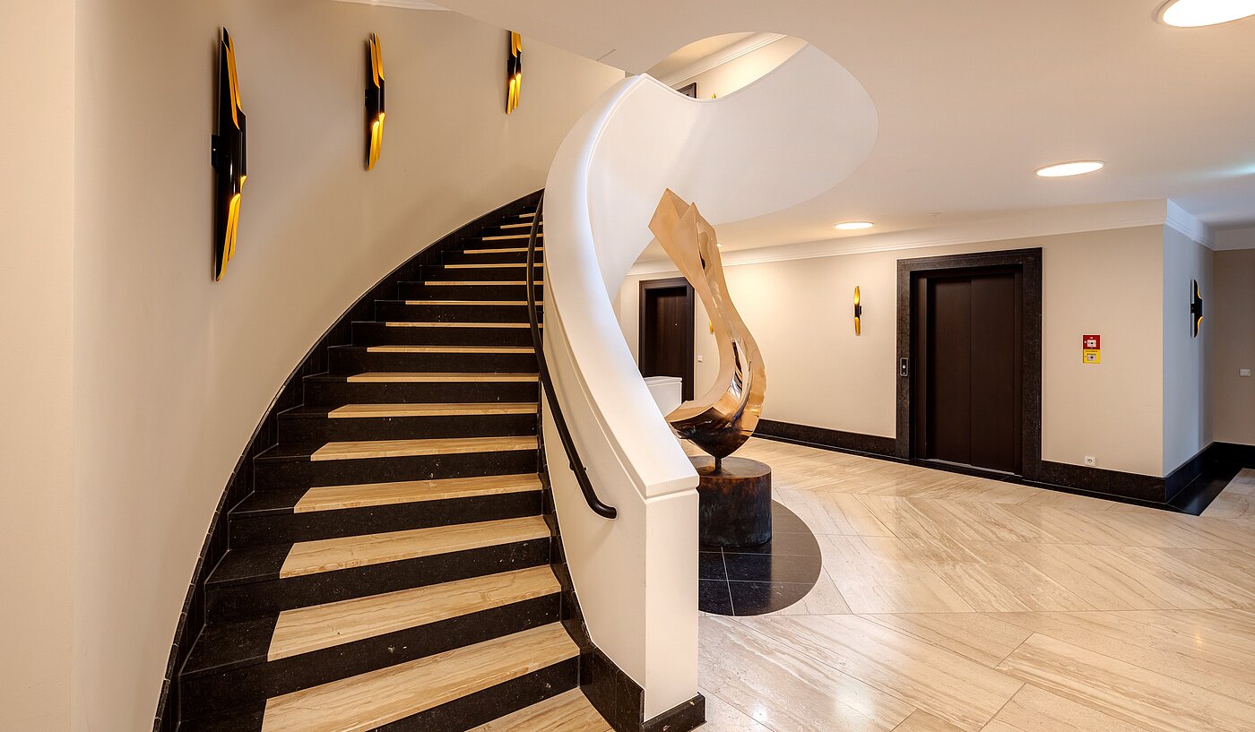 apartamento em prédio com 3 Zimmern | 70046 | Geschwungene Natursteintreppe