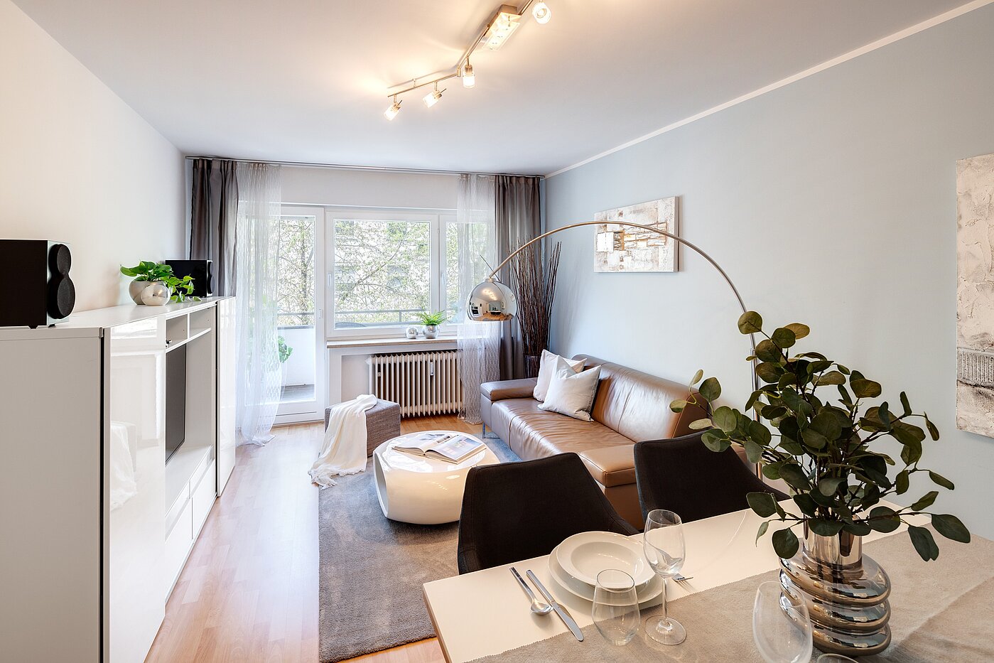 Плосък с 2 Стаи | München-Schwabing | 70013 | Wohnzimmer mit Zugang zum Balkon...