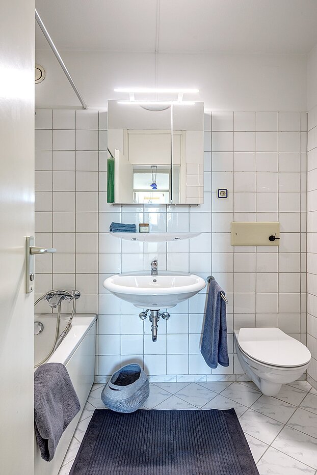 Επίπεδη με 2 Δωμάτια | München-Sendling-Westpark | 2010ML9 | Weiß gefliestes Badezimmer...