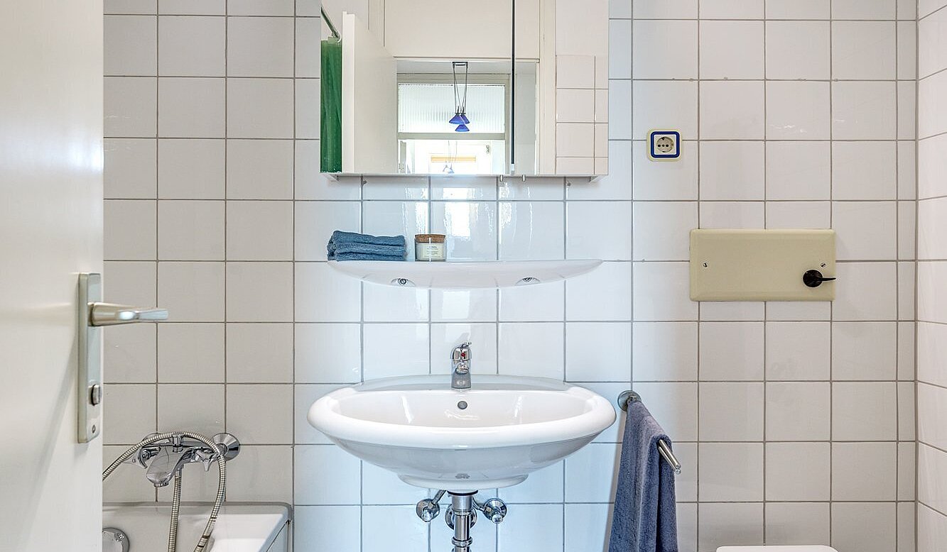 Płaski z 2 Pokoje | München-Sendling-Westpark | 2010ML9 | Weiß gefliestes Badezimmer...