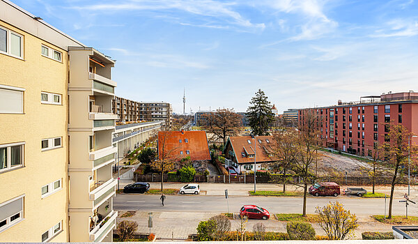 Ravna stran s spletno stranjo . 2 Sobe | München-Moosach | 70407 | Blick auf den Olympiaturm