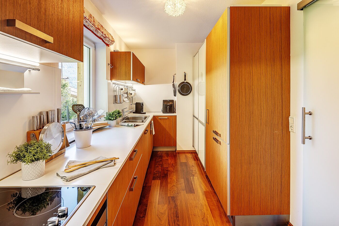 Rohový řadový dům s 3 Pokoje | Kreuth | 70037 | Die schöne und helle Küche...