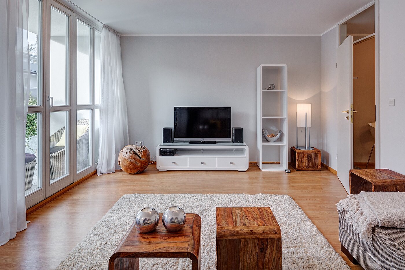 Ravna stran s spletno stranjo . 2 Sobe | München-Schwabing | 70102 | ...mit großer Fensterfront