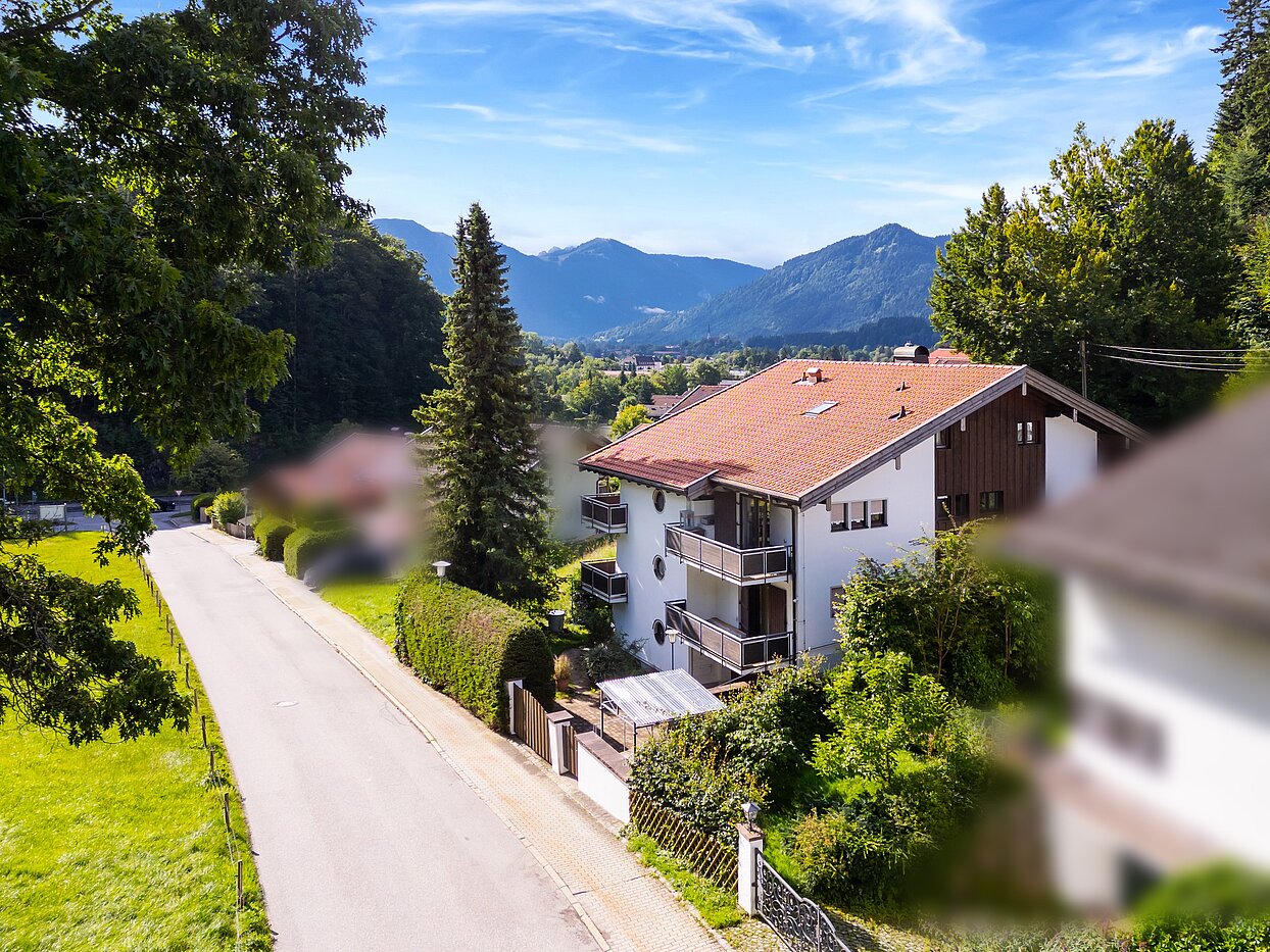 Mehrfamilienhaus s spletno stranjo . 10 Sobe | Bad Wiessee | 70212 | Blick auf das Haus...