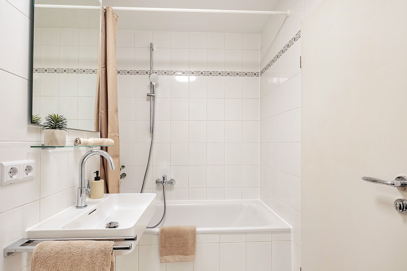 apartamento em prédio com 2 Zimmern | München-Laim | 70226 | Badewannenbad mit...