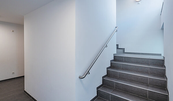 Penthouse s spletno stranjo . 2 Sobe | München-Bogenhausen | 70385 | Treppenhaus mit...