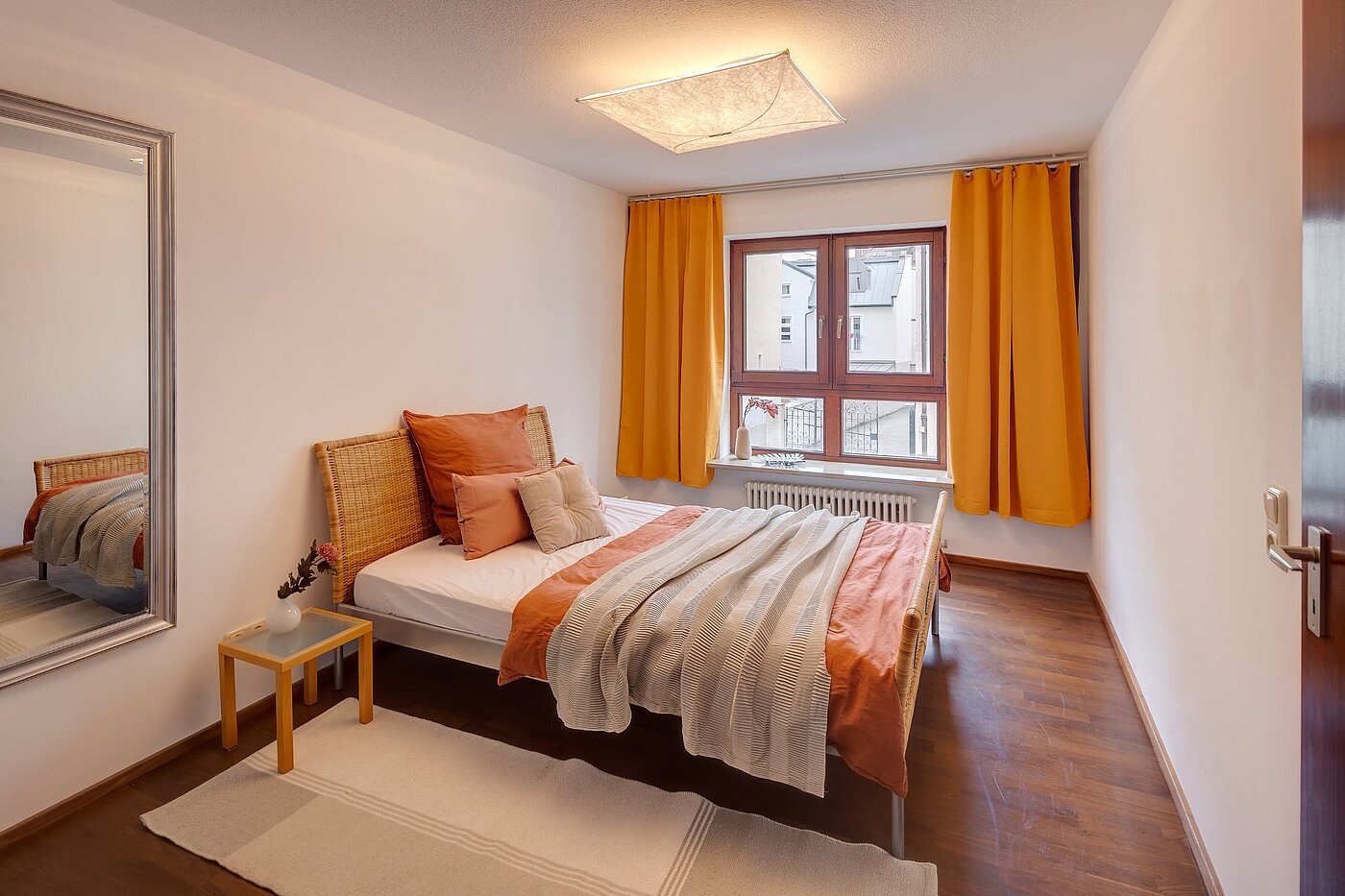 Lapos a  címen 2 Szobák | München-Neuhausen | 2012ML5 | Geräumiges Schlafzimmer...