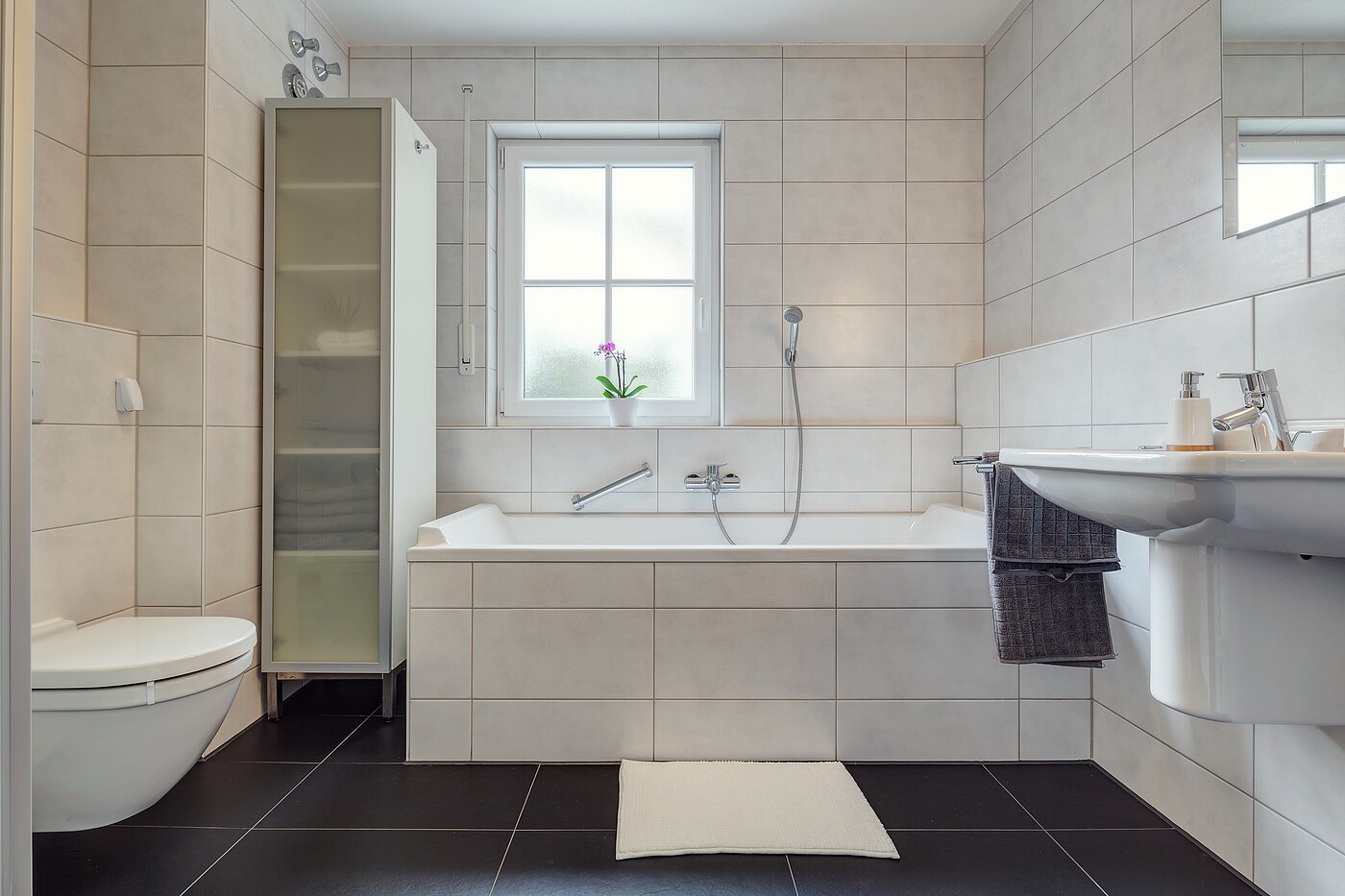 Flad med 4 Værelser | München-Forstenried | 2209ML6 | Helles Bad mit Wanne...