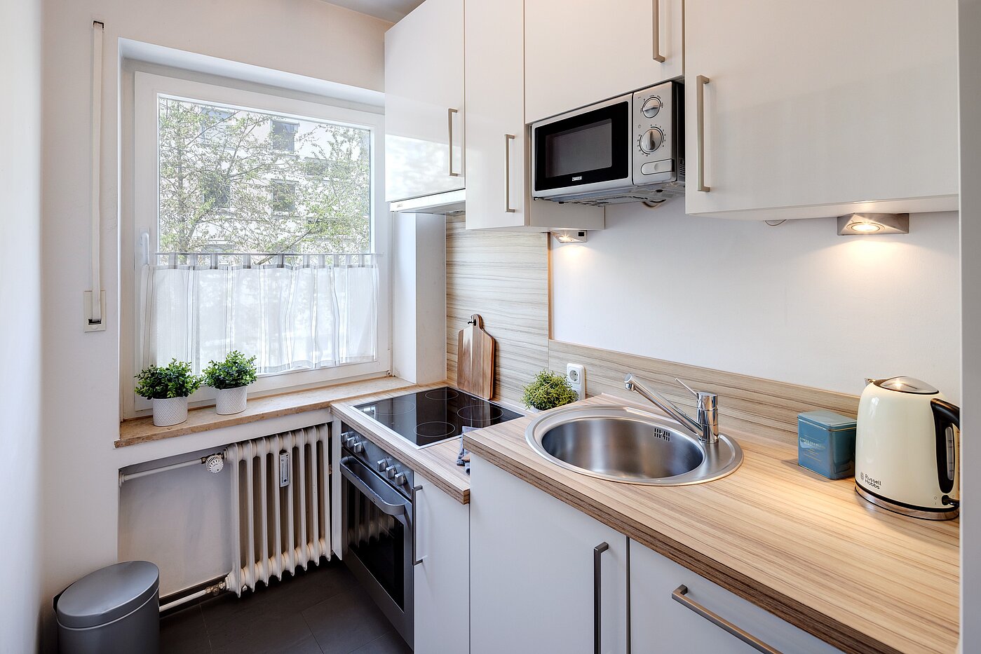 Плосък с 2 Стаи | München-Schwabing | 70013 | Kleine Küche mit Fenster...