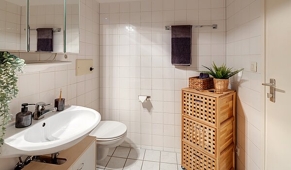 Lapos a  címen 2 Szobák | München-Sendling-Westpark | 2204ML2 | Weiß gefliestes Bad...