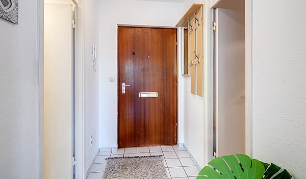 Lapos a  címen 2 Szobák | München-Sendling-Westpark | 2204ML2 | Flur mit Blickrichtung zum Eingang