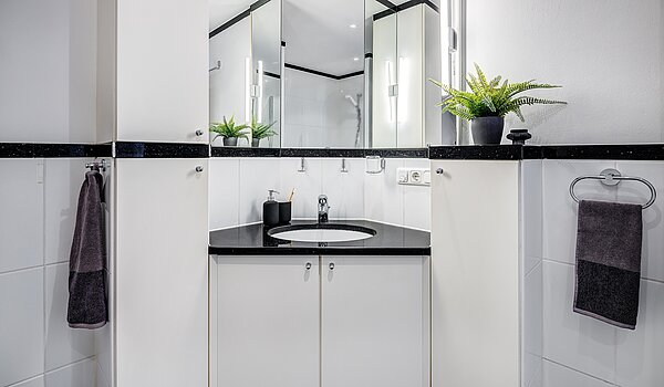 Lapos a  címen 3 Szobák | München-Schwabing | 2202ML12 | Der Waschtisch geschickt platziert