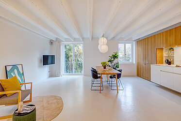 Au: Φωτεινό διαμέρισμα 2,5 δωματίων σε στιλ σοφίτας με τζάκι – δωρεάν