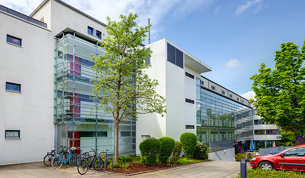 Ravna stran s spletno stranjo . 2 Sobe | Haar | 70426 | Hausansicht