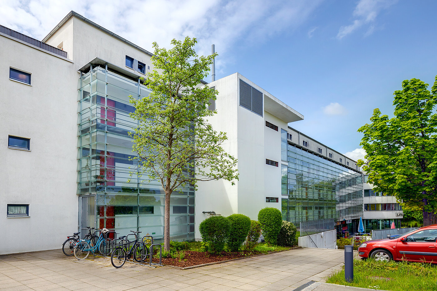 Ravna stran s spletno stranjo . 2 Sobe | Haar | 70426 | Hausansicht