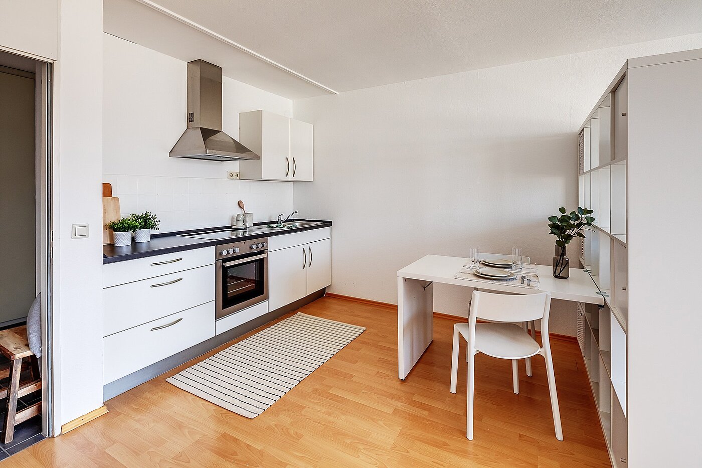 Ravna stran s spletno stranjo . 1 Soba | München-Schwabing | 2007ML2 | Apartmentküche