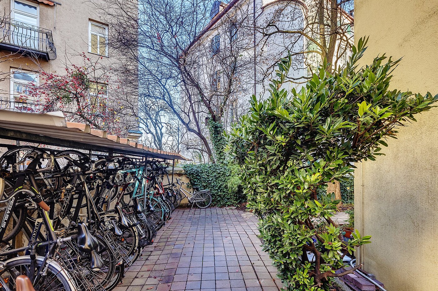 Lapos a  címen 2 Szobák | München-Neuhausen | 2012ML5 | Ruhiger Innenhof