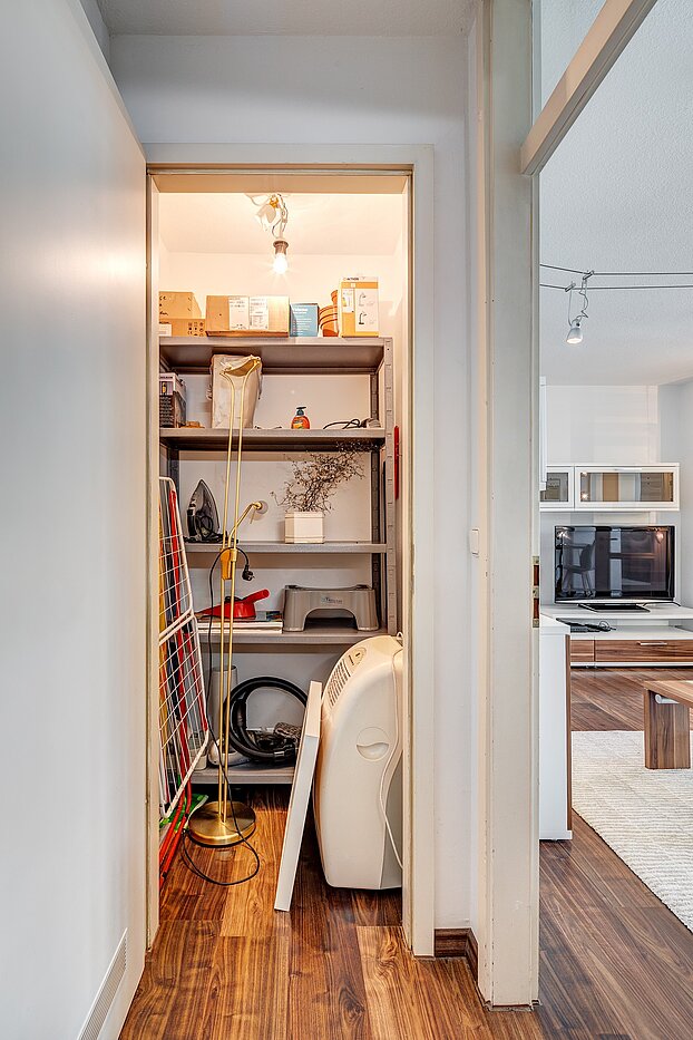 Ploché s 2 Izby | München-Schwabing | 2205ML71 | Sehr praktisch, ein Abstellraum i.d. Wohnung