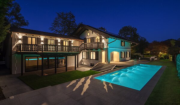 Особлива властивість з 15 Кімнати | Bad Wiessee | 701591 | Landhaus mit Außenpool bei Dämmerung