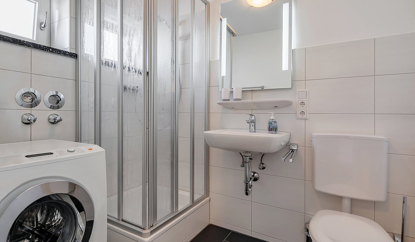 Platt med 1 Rum | München-Schwabing | 2105ML1 | ... helles Duschbad