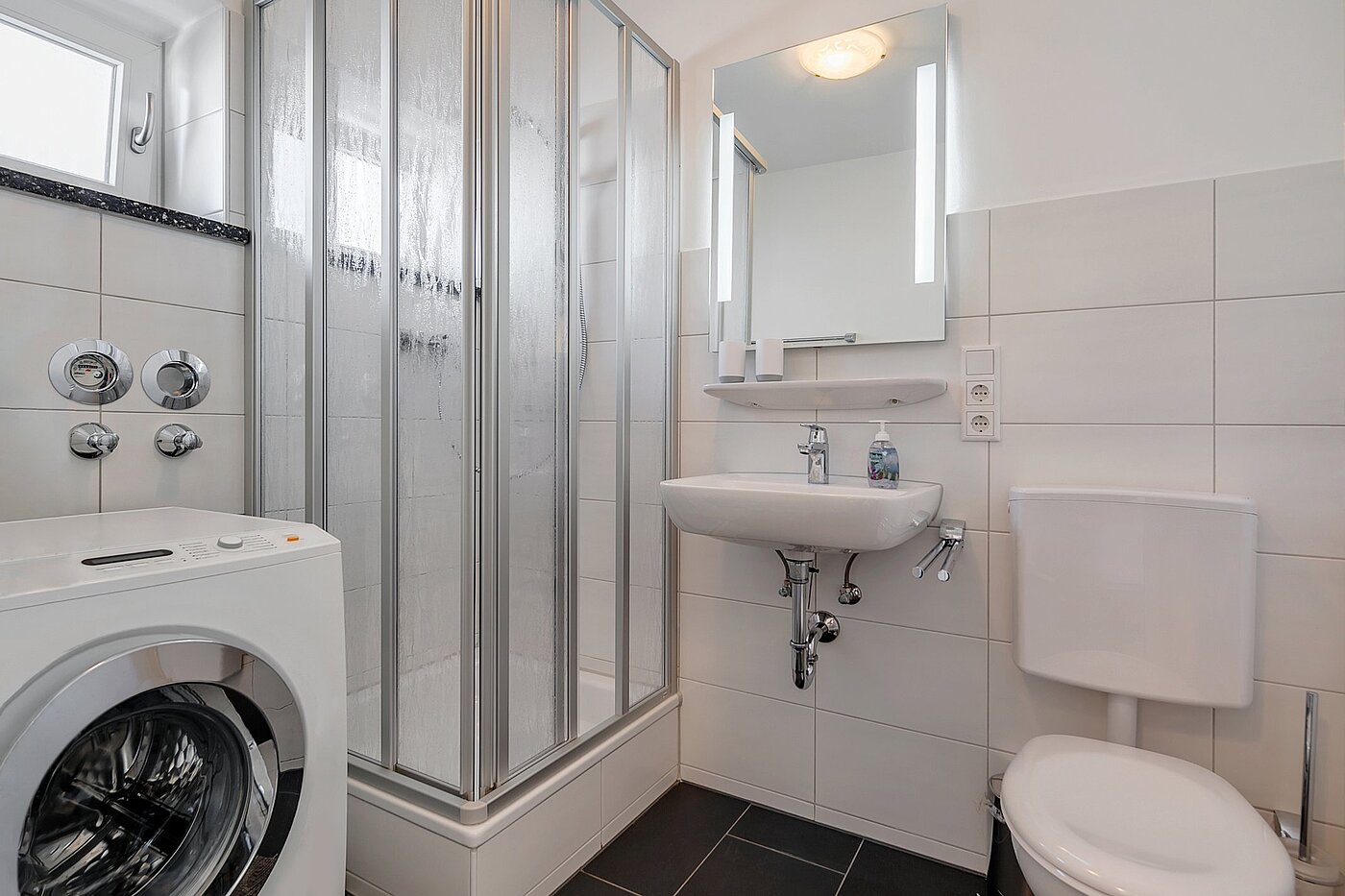 Плосък с 1 Стая | München-Schwabing | 2105ML1 | ... helles Duschbad