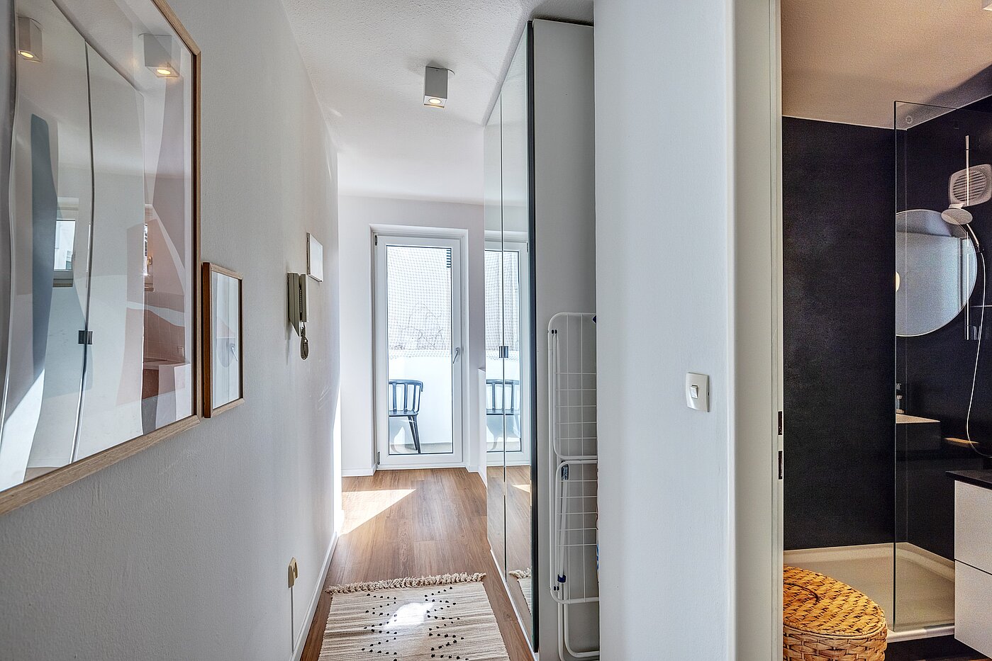 Ravna stran s spletno stranjo . 1 Soba | München-Maxvorstadt | 700022 | Flur Richtung Bad & Küche