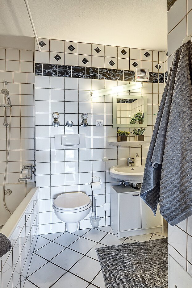 Apartment with 1 room | München-Schwabing | 2109ML1 | Deckenhoch gefliestes ...
