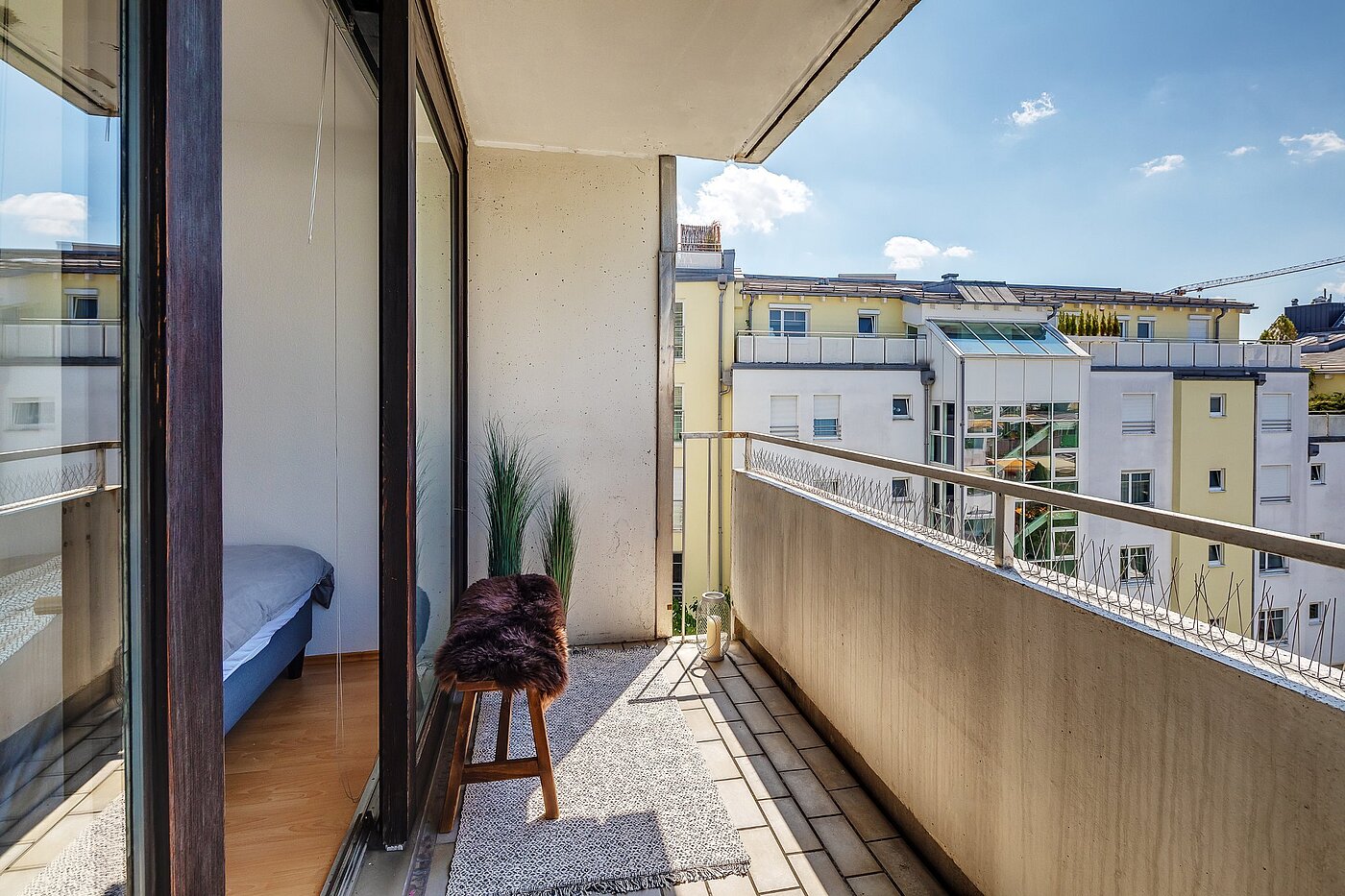 Ravna stran s spletno stranjo . 1 Soba | München-Schwabing | 2007ML2 | sonniger Balkon