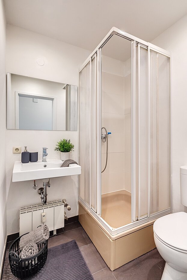 Stanovanje v pritličju s spletno stranjo . 4.5 Sobe | München-Perlach | 2003ML6 | Gäste-WC mit Dusche