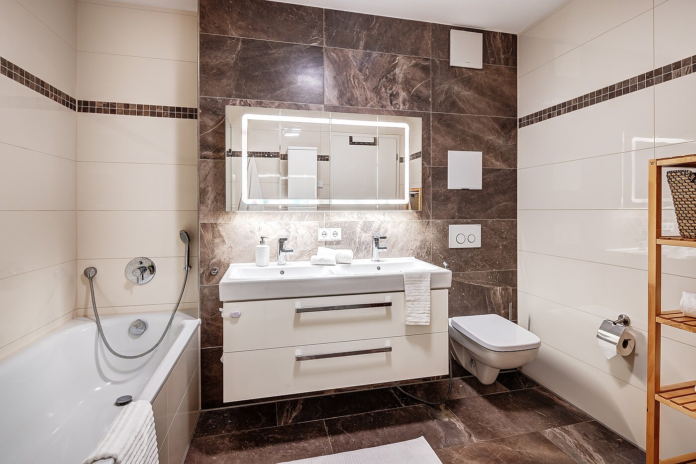 Апартамент на партерния етаж с 3 Стаи | Wolfratshausen | 2208ML1 | Geräumiges Badezimmer mit...