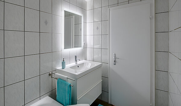 Ravna stran s spletno stranjo . 1 Soba | München-Obergiesing | 70420 | Weiß gefliest