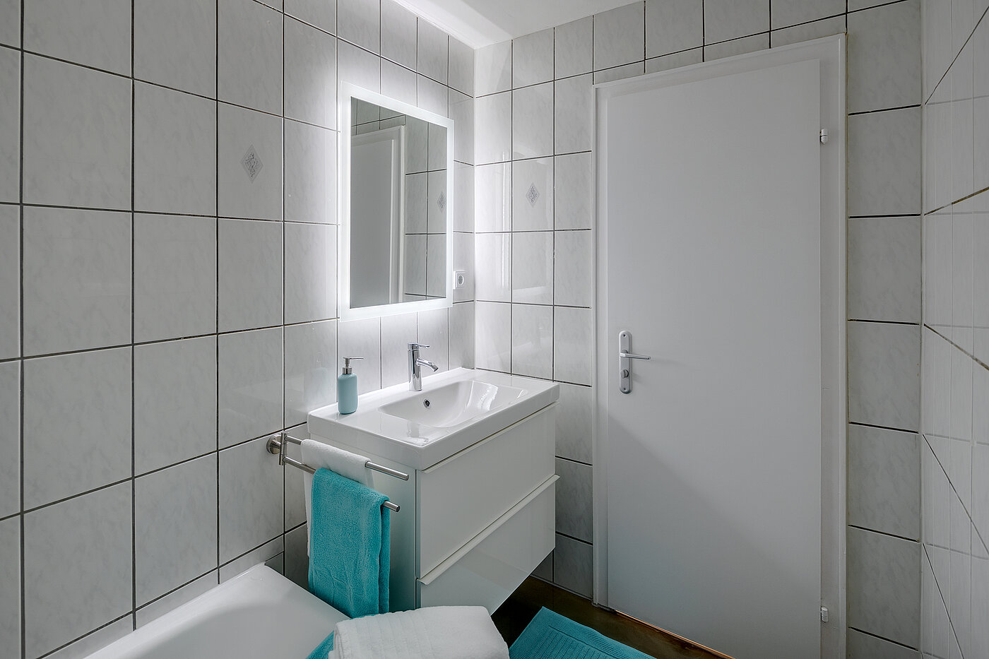 Ravna stran s spletno stranjo . 1 Soba | München-Obergiesing | 70420 | Weiß gefliest