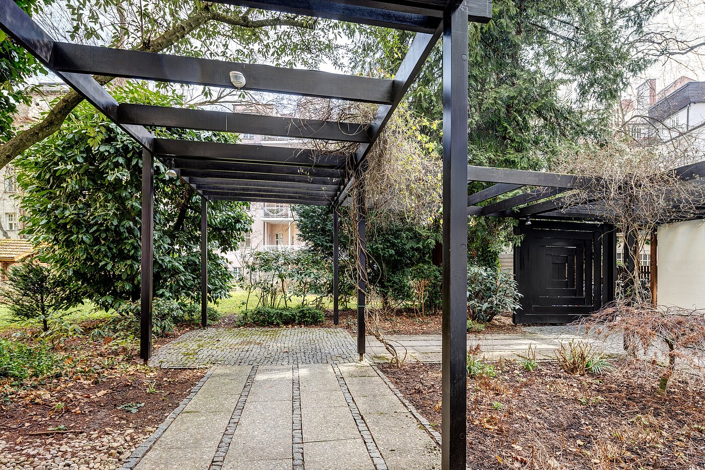 Lapos a  címen 1 Szoba | München-Bogenhausen | 70070 | Idyllischer Innenhof