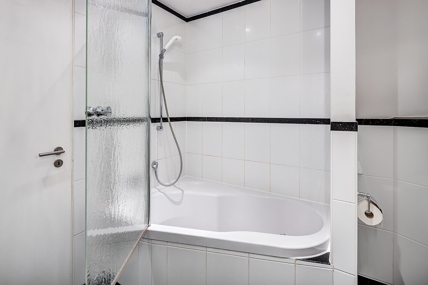 Lapos a  címen 3 Szobák | München-Schwabing | 2202ML12 | ...mit ergonomischer Badewanne