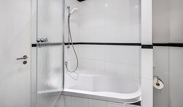 Lapos a  címen 3 Szobák | München-Schwabing | 2202ML12 | ...mit ergonomischer Badewanne