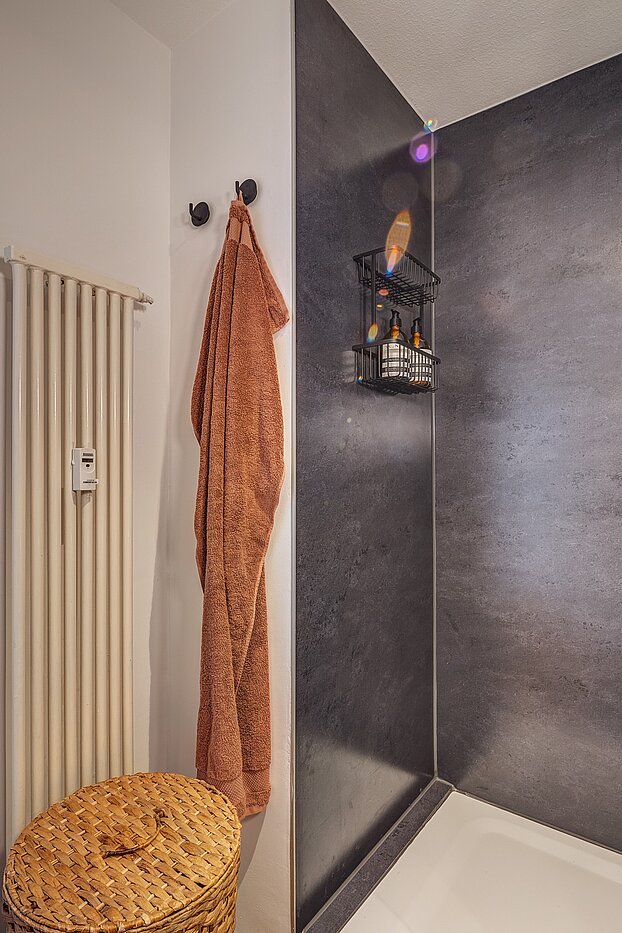 Ravna stran s spletno stranjo . 1 Soba | München-Maxvorstadt | 700022 | Große Dusche